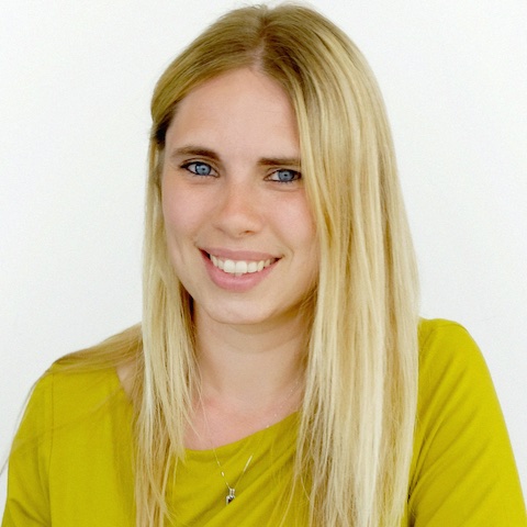 Heldiney smiling while wearing a colourful shirt.